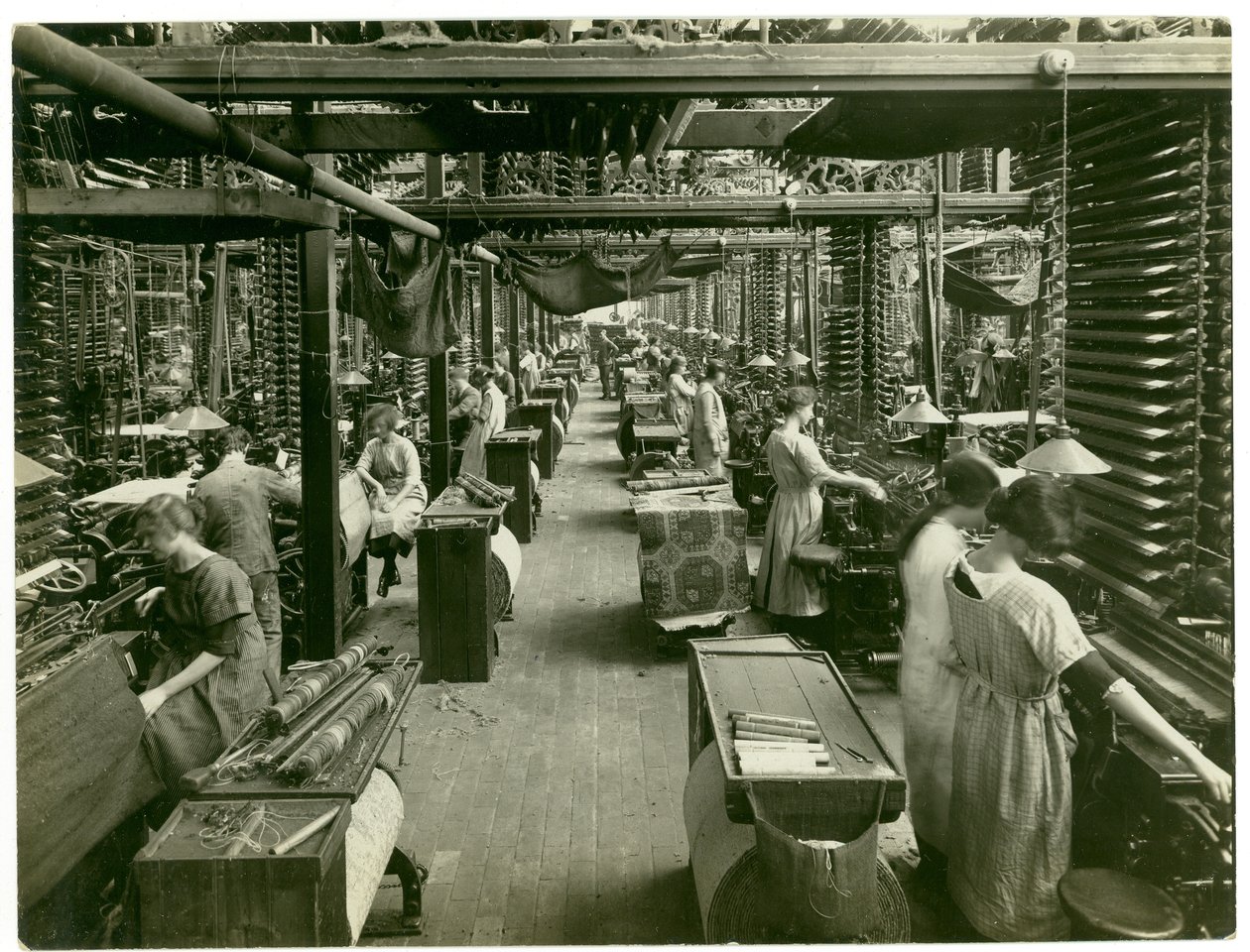 Axminster製織、カーペット工場、1923年 作： 英語の写真家