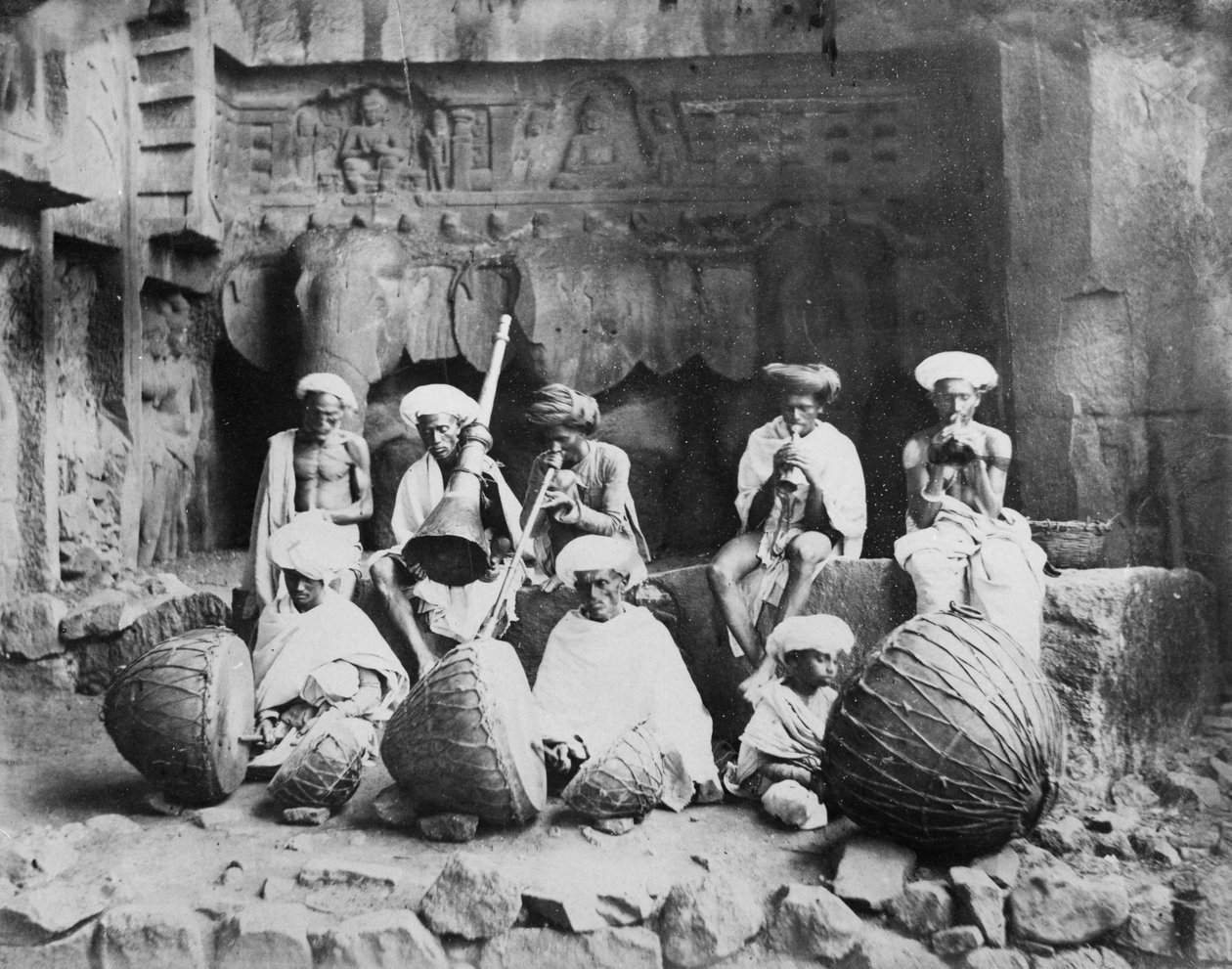 カーラ洞窟のミュージシャンのバンド、1860年代〜90年代 作： 英語の写真家