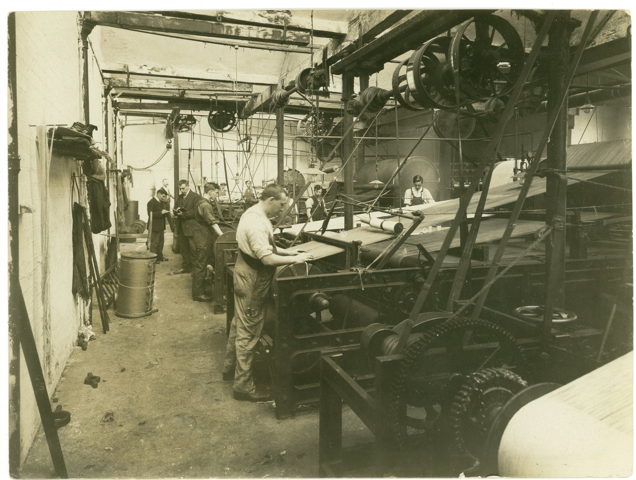 カーペット工場のビームルーム、1923年 作： 英語の写真家