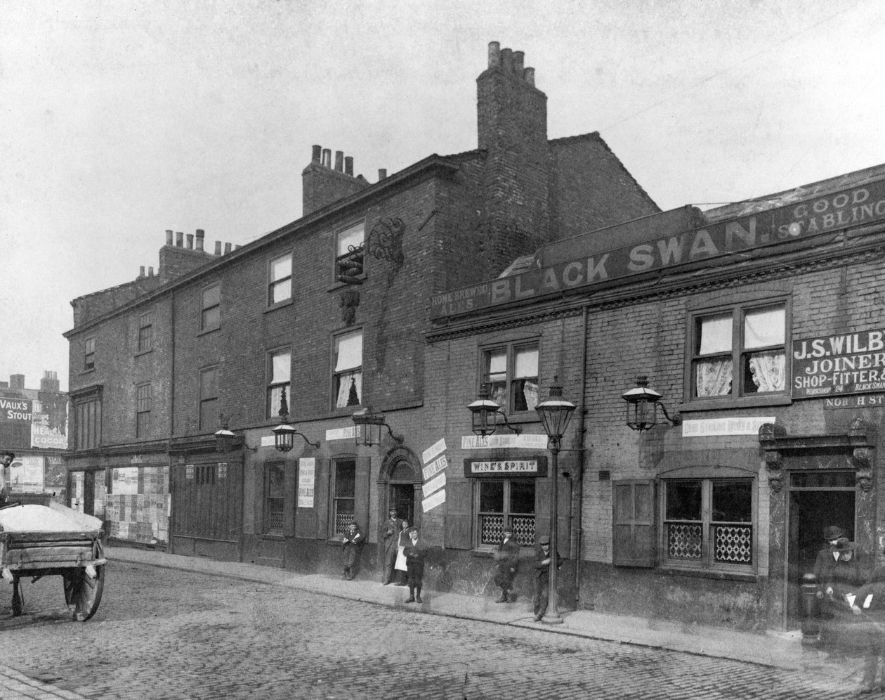 ノースストリートのブラックスワンパブ、リーズ、1898 作： 英語の写真家