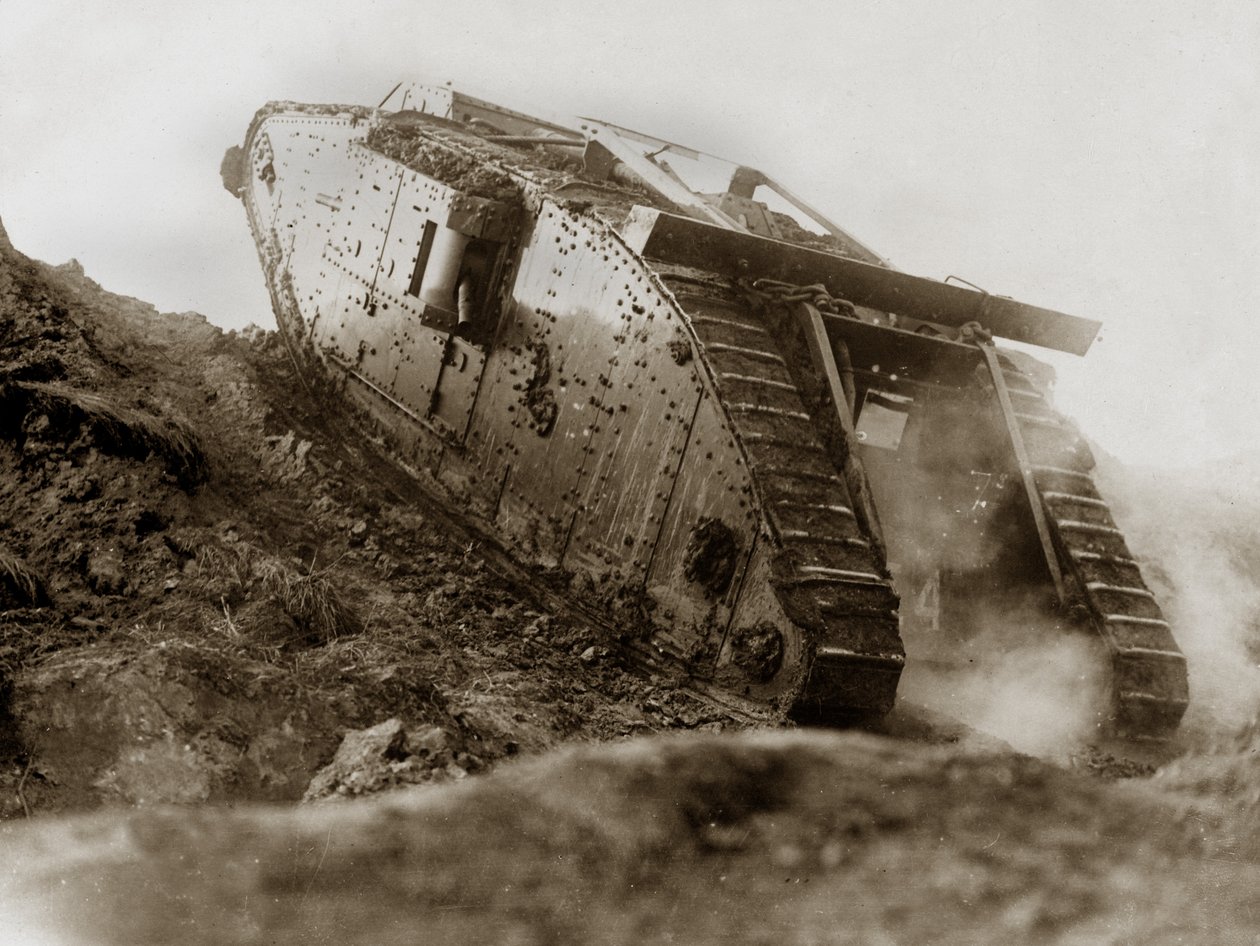 1917年の裁判中のイギリスのマークIV戦車 作： 英語の写真家