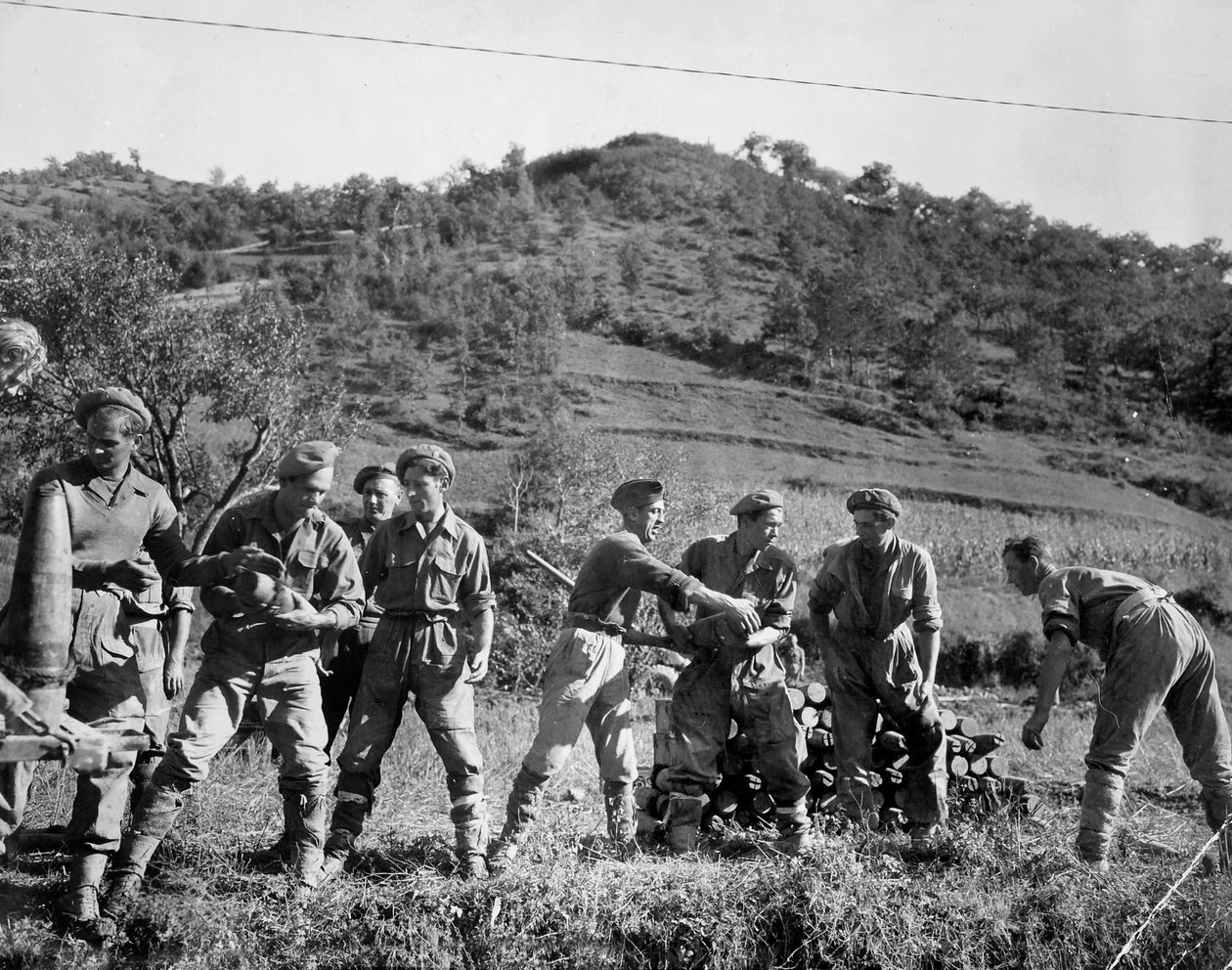 イギリスの軍隊が砲弾を積み上げ、イタリア、1944 作： 英語の写真家