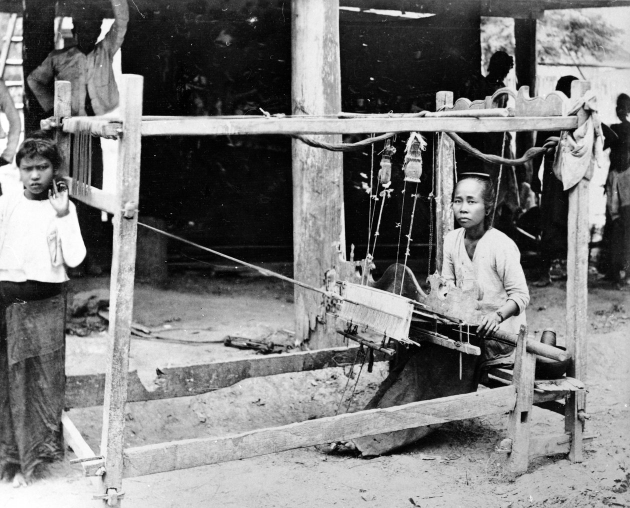 織機に座ったビルマの女性、1870年から90年頃 作： 英語の写真家