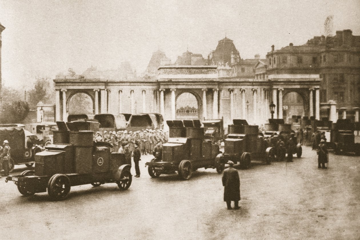 1926-27年に公開されたワンダフルロンドンのグレートストライク中に、装甲車で護衛されたハイドパークのドックからミルクとフードダンプまでのバスと大型トラックの輸送隊（写真グラビア） 作： 英語の写真家