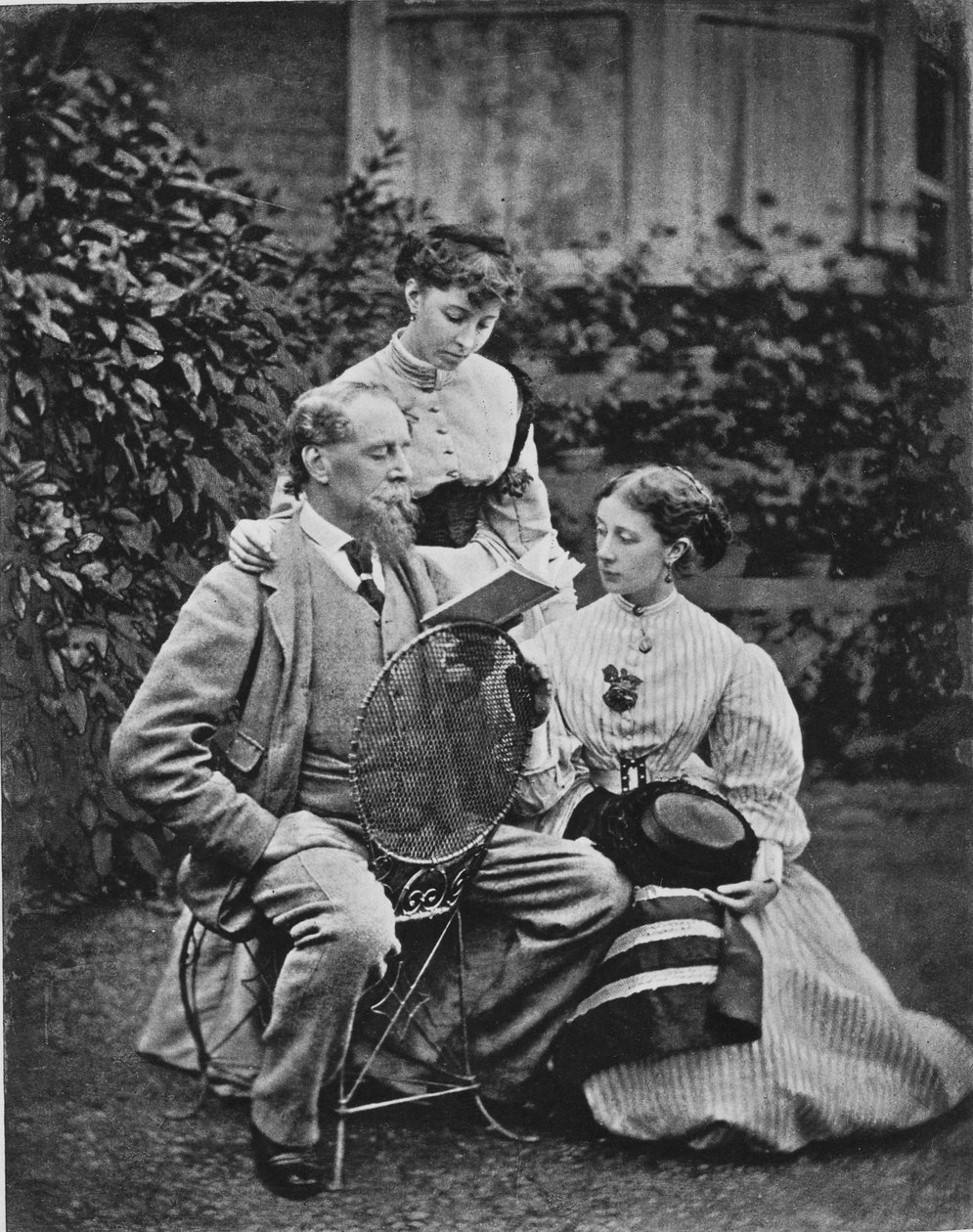 チャールズディケンズと2人の娘、1865年 作： 英語の写真家