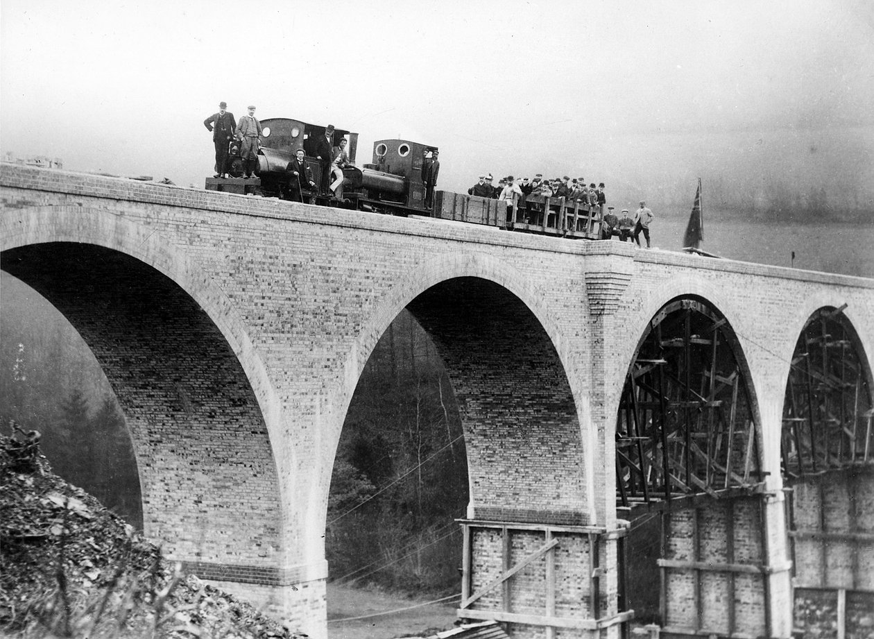 建設中のチェルファム高架橋、1897年頃 作： 英語の写真家
