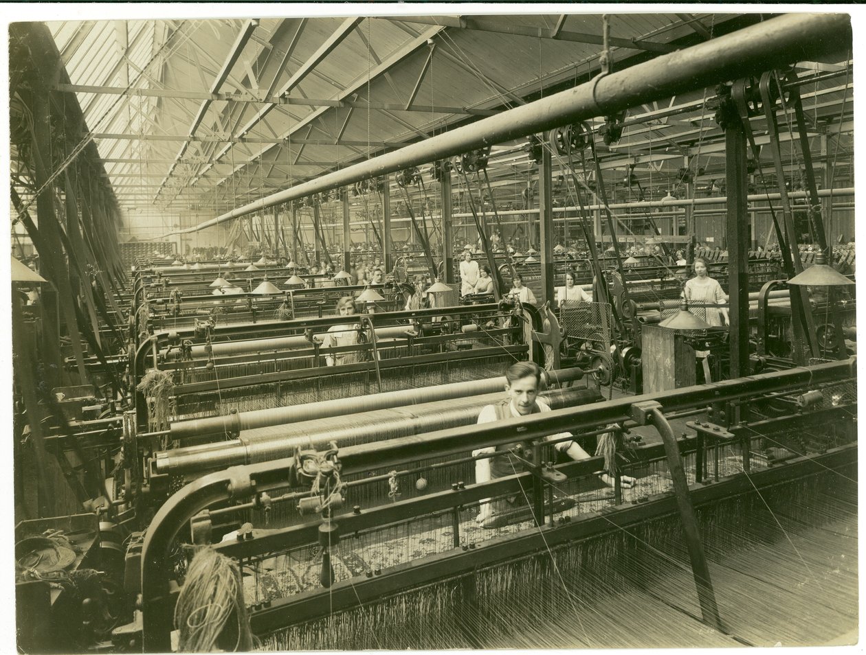 シェニールの設定、カーペット工場、1923 作： 英語の写真家