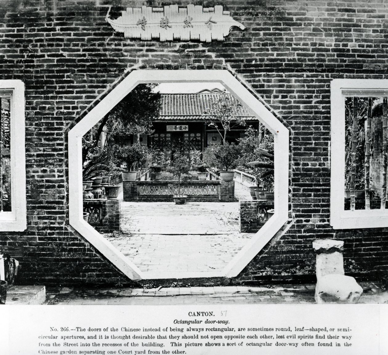 中国の八角形の戸口、1870年頃 作： 英語の写真家