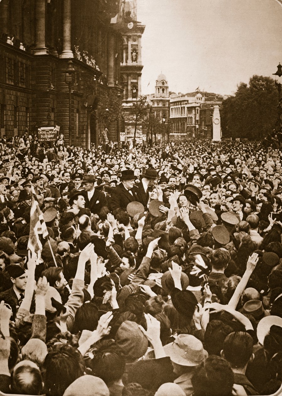 1945年5月8日、VEの日にホワイトホールでチャーチルが殺害された（グラビア） 作： 英語の写真家