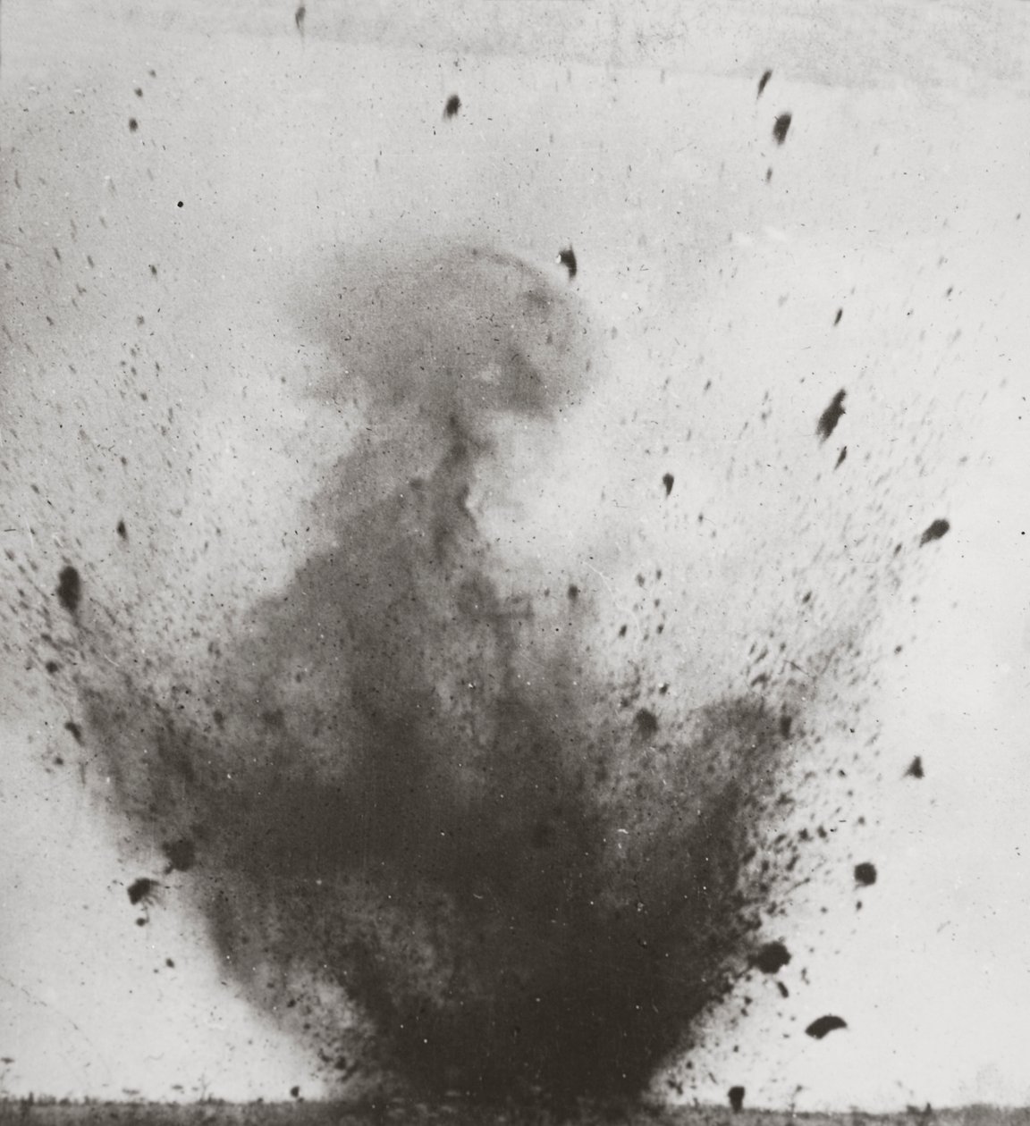 ドイツの地位の下でのイギリスの鉱山の爆発からの地球の柱 作： 英語の写真家