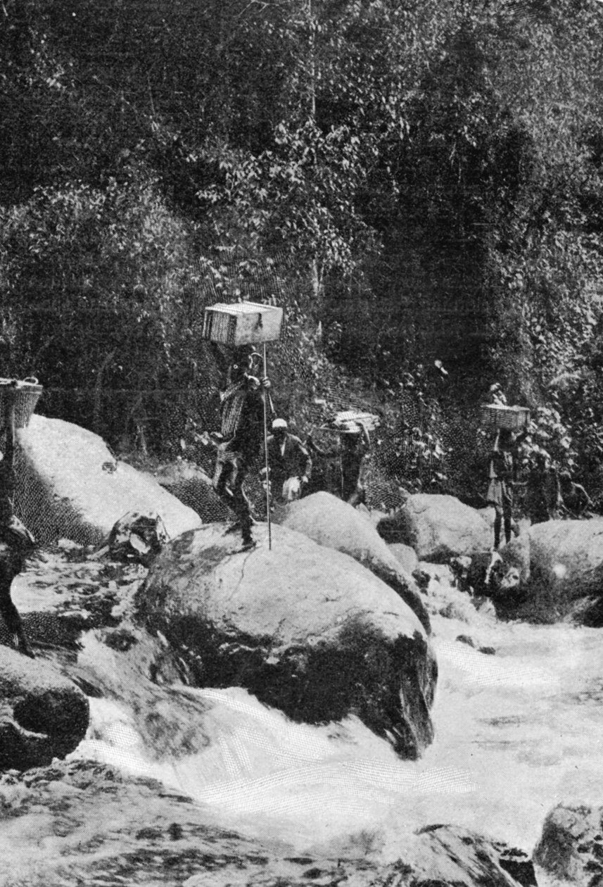 1906年10月27日のグラフィックに掲載された「月の山へ」というタイトルの記事から、ルウェンゾリの側面で急流を渡る 作： 英語の写真家