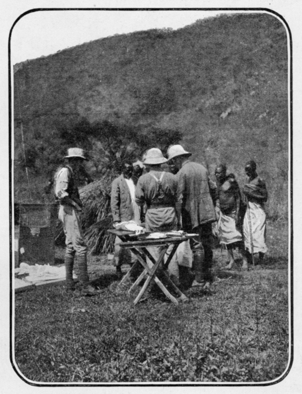 1906年10月27日のグラフィックに掲載された「月の山へ」というタイトルの記事からの状況の議論：キャンプでの会議 作： 英語の写真家