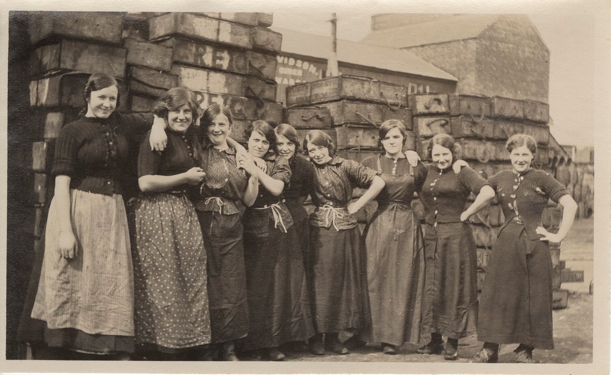 ダンディーファクトリーガールズ、1910年頃 作： 英語の写真家