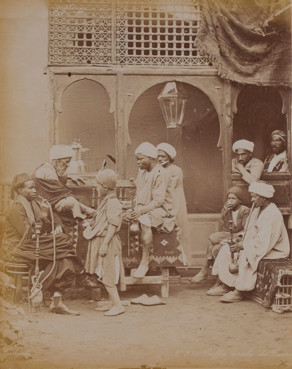 中庭のエジプト人家族、1893年 作： 英語の写真家