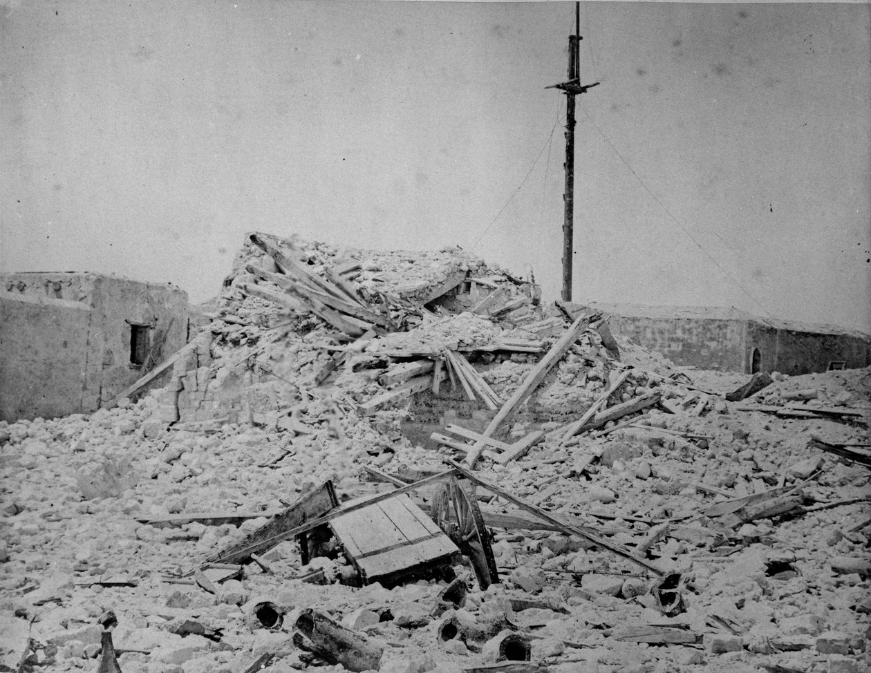 爆発-1882年、アレクサンドリアのフォートアダ 作： 英語の写真家