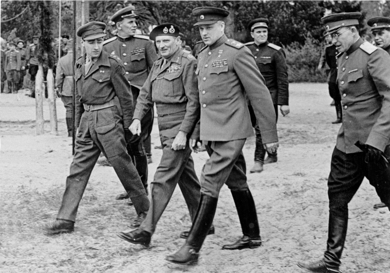 1945年5月10日、ロコソフスキー元帥とフィールドマーシャルバーナードモンゴメリー 作： 英語の写真家