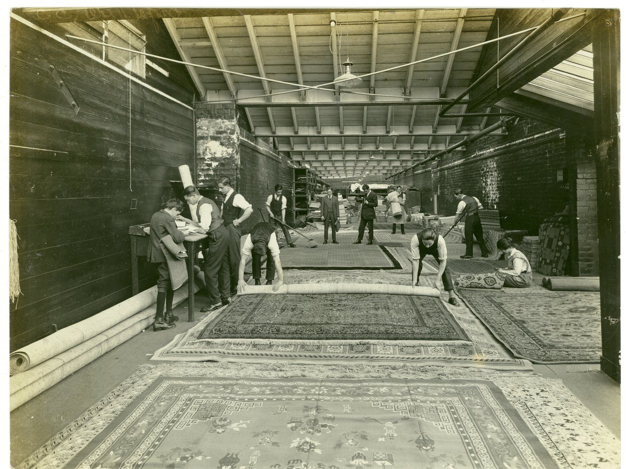 最終検査、カーペット工場、1923 作： 英語の写真家