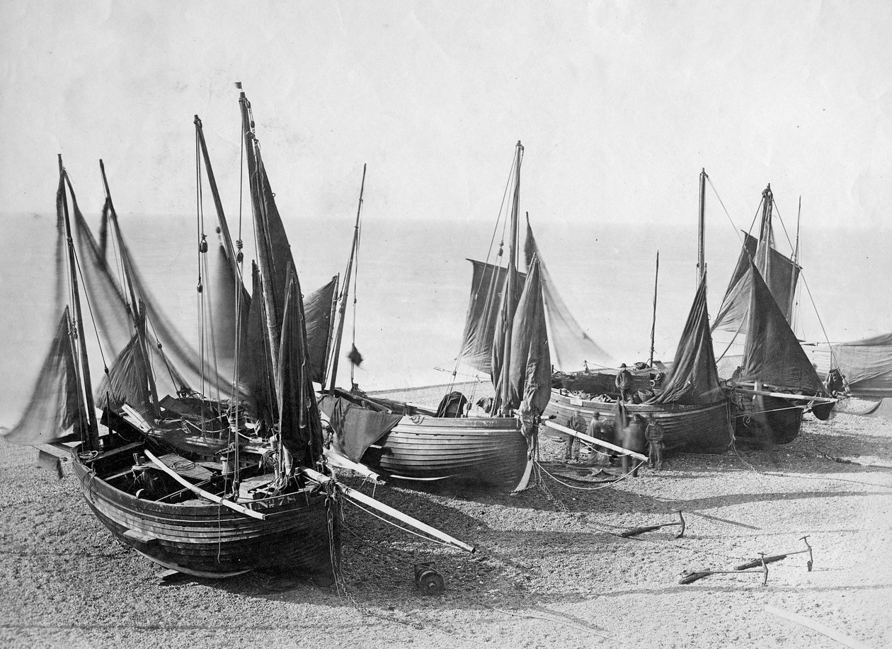ショアハムバイシーのビーチに引き上げられた漁船、1880年頃（写真） 作： 英語の写真家