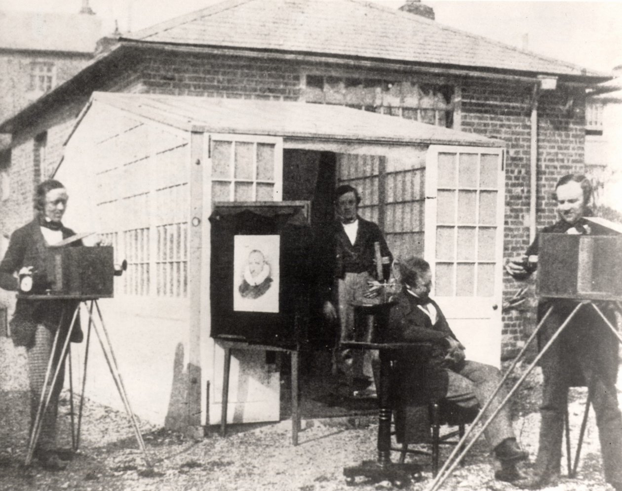 フォックスタルボット（右）、レディングの写真店、1845年頃（カロタイプ） 作： 英語の写真家