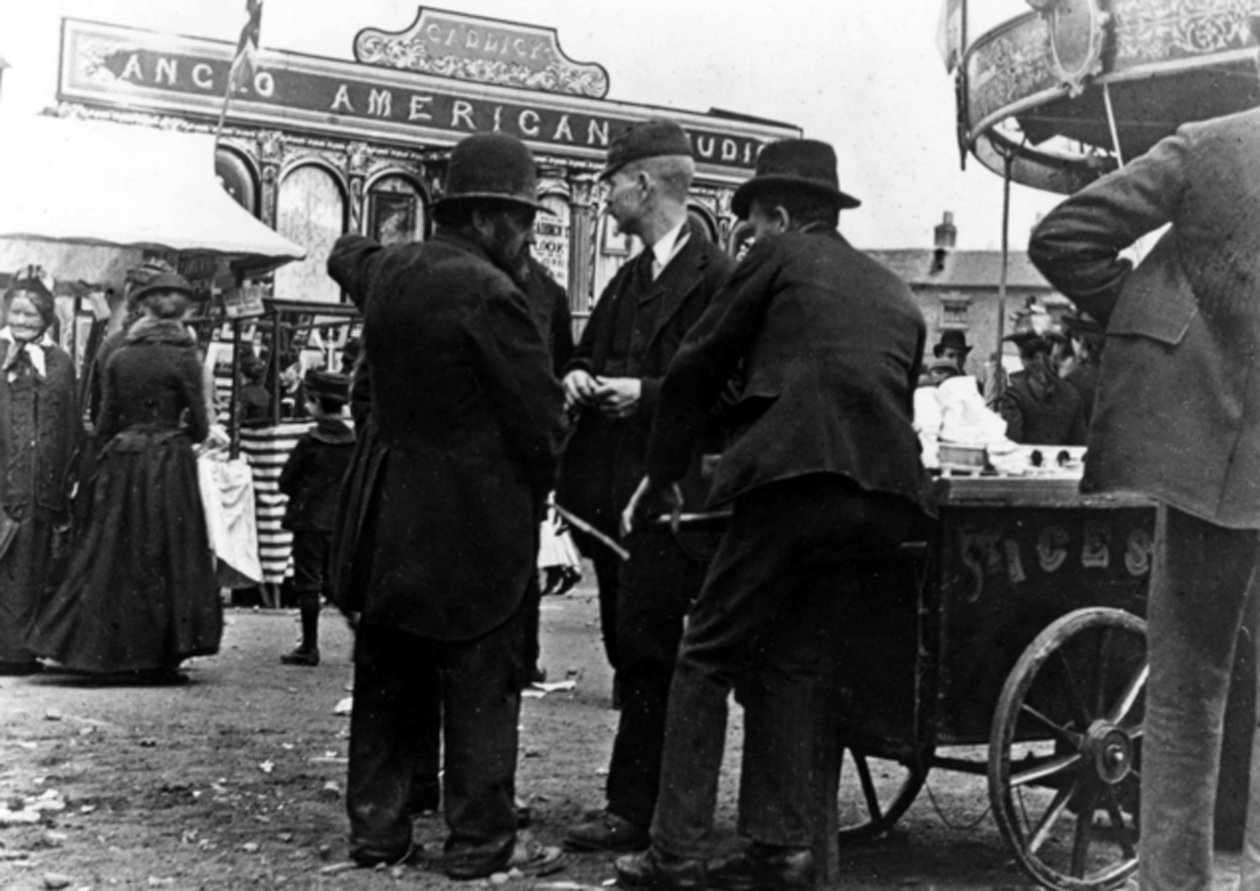 Funfair on Market Street、Kidderminster、1900 作： 英語の写真家