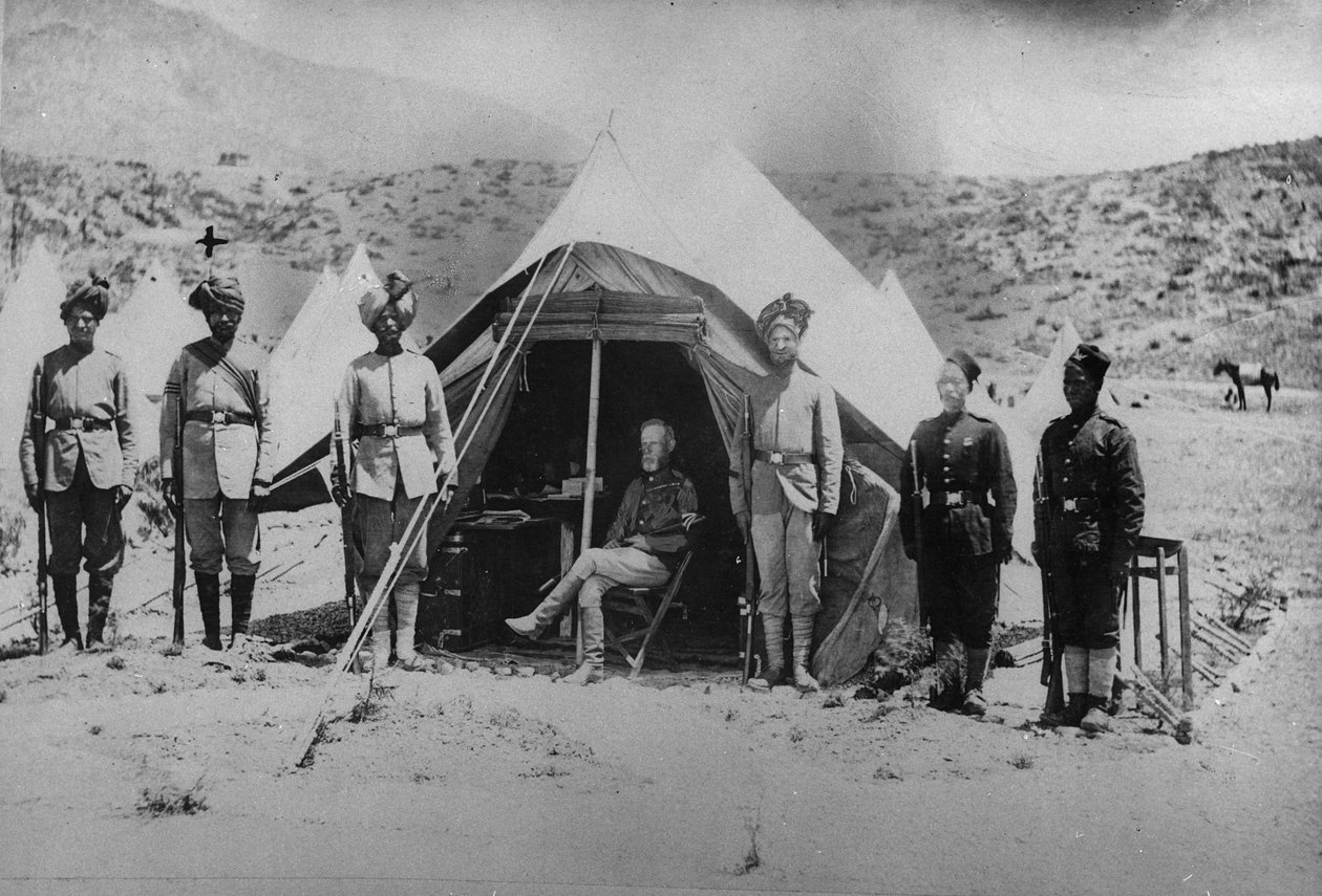 1878-80年の第二次アフガン戦争の間に使用された小さなテントの中で、ロバーツ将軍とその自国の秩序 作： 英語の写真家