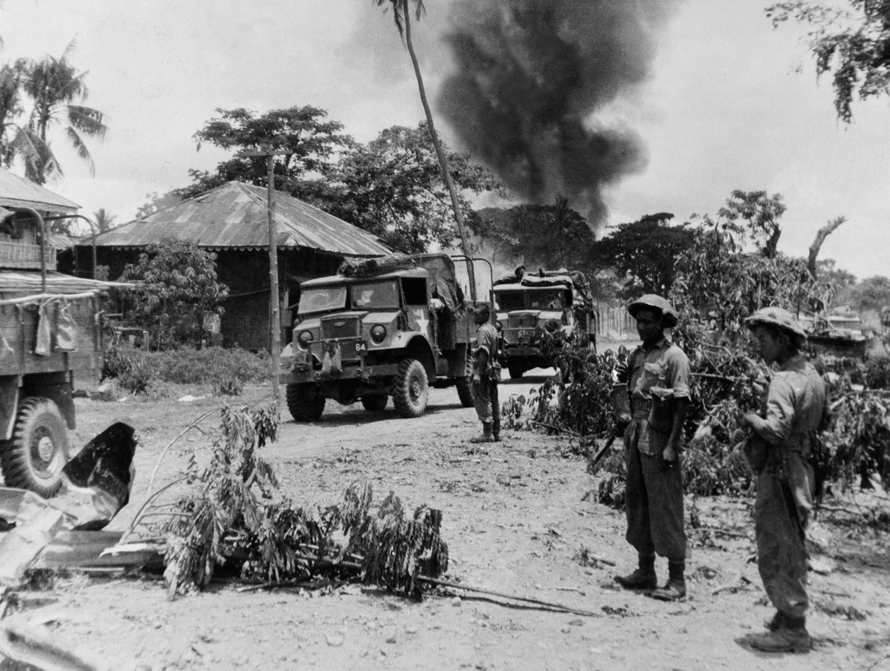 1945年4月、ラングーンでの前進の最後の数マイルの間に、Payagyiの第17師団のインド軍 作： 英語の写真家