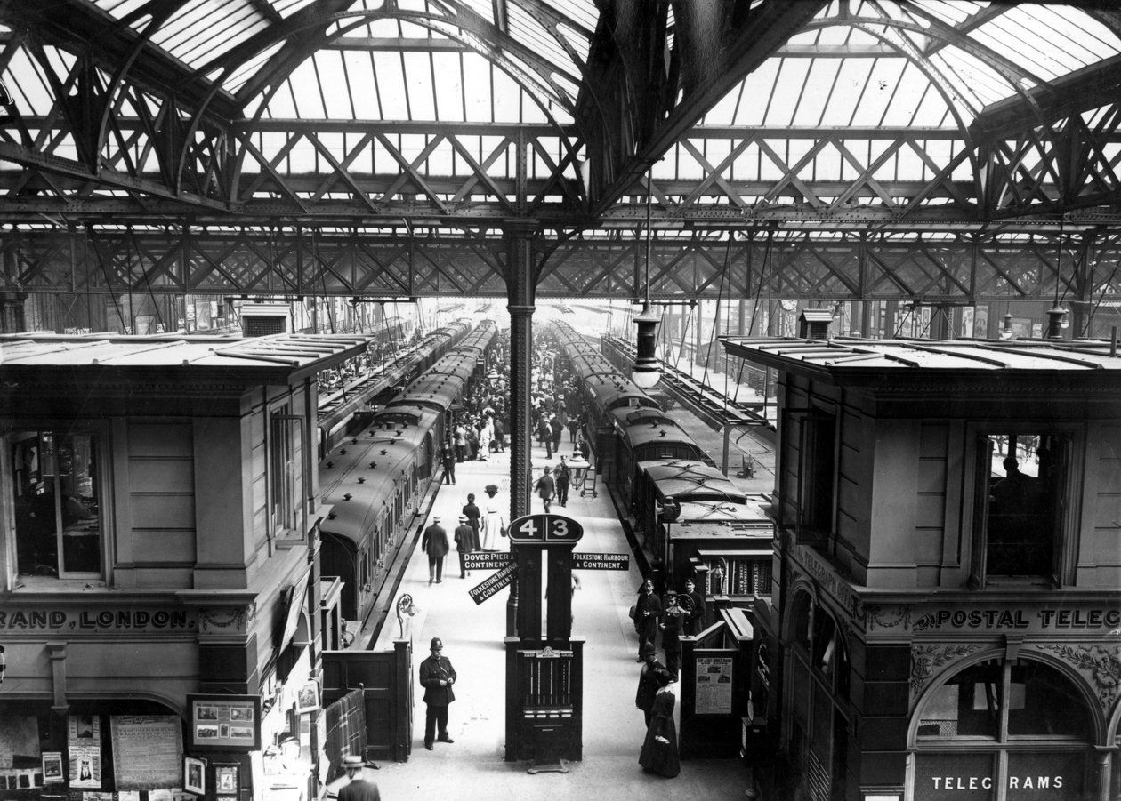 ロンドンのチャリングクロス駅の内部、1890年頃 作： 英語の写真家