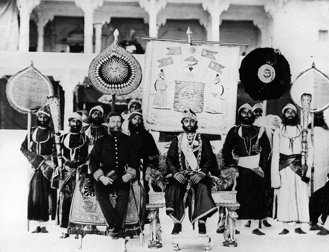 1871年のインドの星とウダイプールのマハラナの調査 作： 英語の写真家