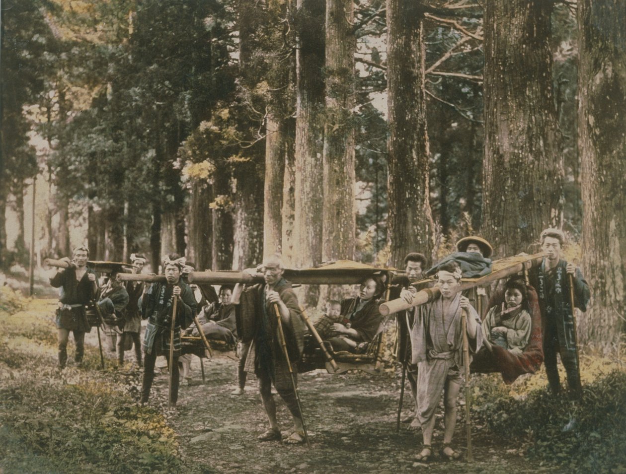 1880年代頃に同腹児として運ばれた日本の家族（手塗りの卵白印刷） 作： 英語の写真家