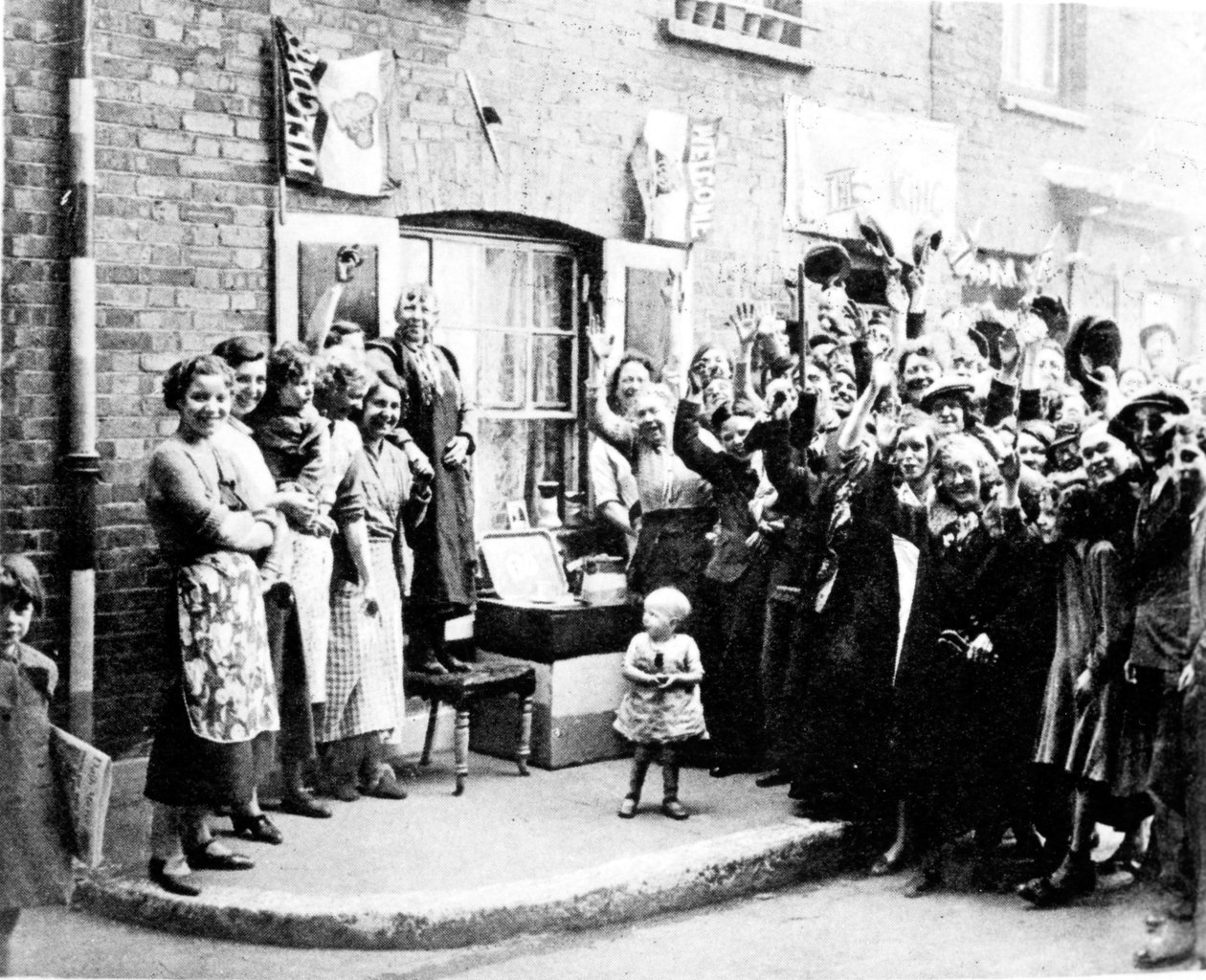イーストエンドのジュビリー装飾、1935年5月12日 作： 英語の写真家