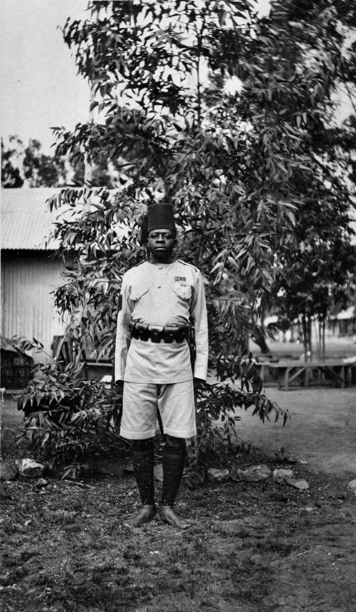 ケニアの兵士、1914年頃 作： 英語の写真家