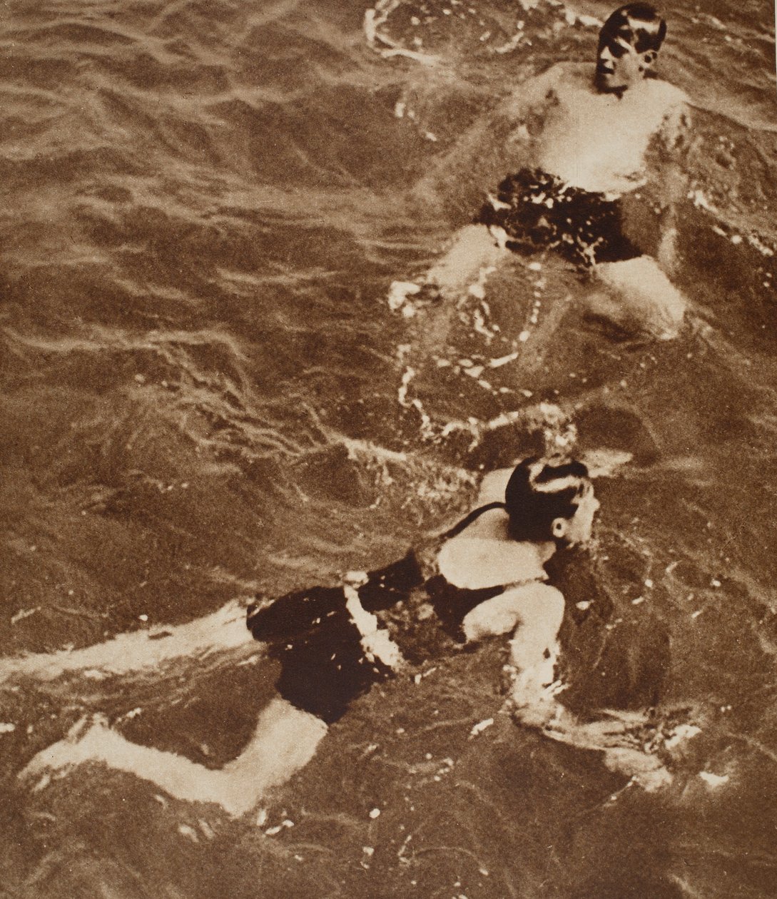 エドワード8世とケント公爵、リビエラで水泳、1933 作： 英語の写真家
