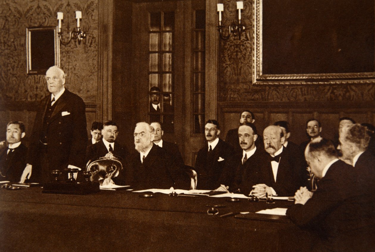 国際連盟-1920年ロンドンでの最初の会議、AJバルフォー氏が理事会の主席大統領として講演 作： 英語の写真家