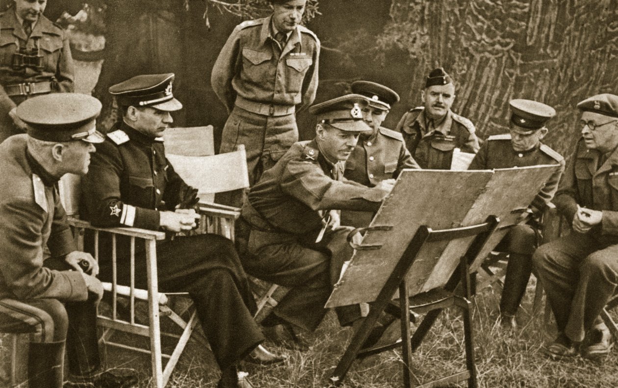 デンプシー中将、イギリス第2軍の司令官、ソビエト軍将校に1944年の西部戦線の状況を説明 作： 英語の写真家