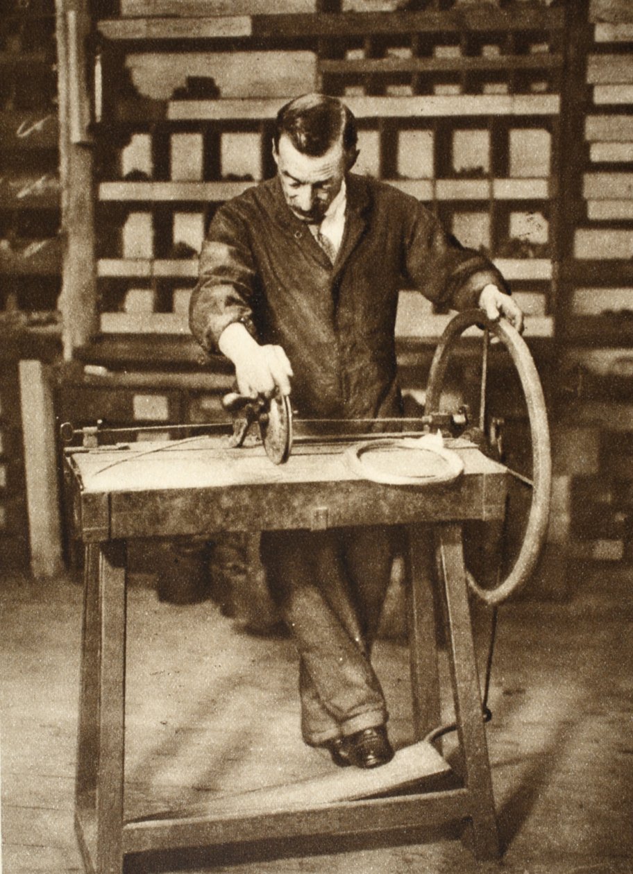 ワンダフルロンドンのばねにワイヤーを巻く錠前屋、1926-27年公開（グラビア） 作： 英語の写真家