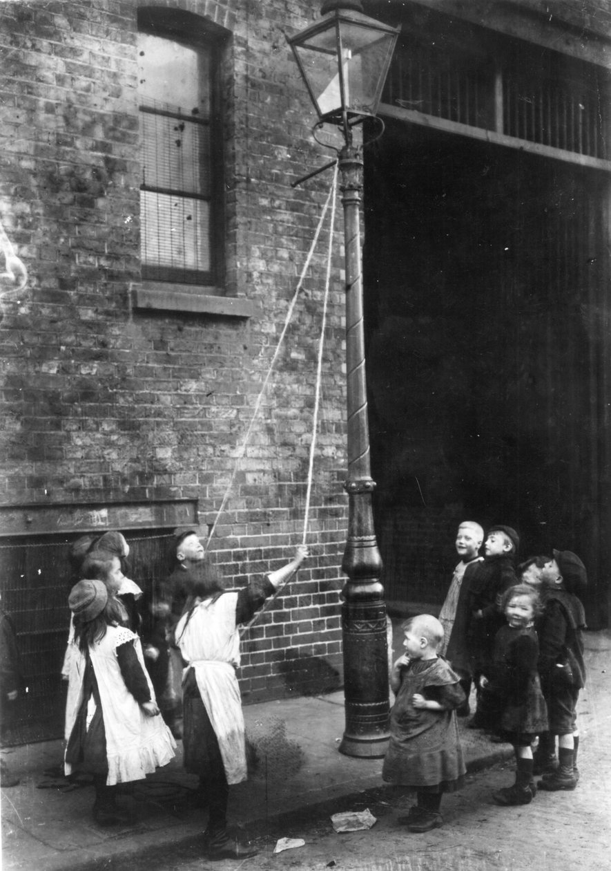 ロンドンスラム、1900年頃 作： 英語の写真家