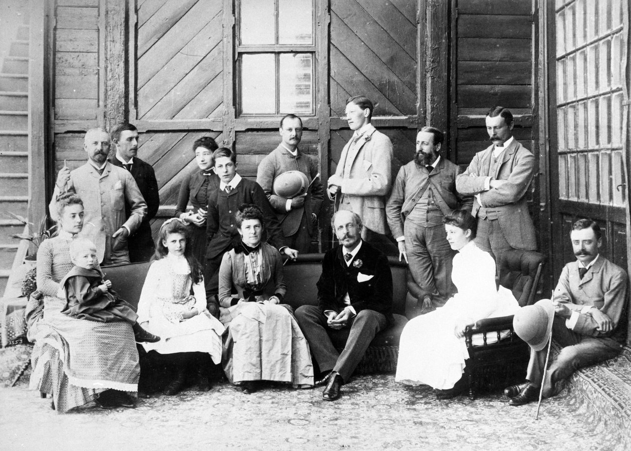 シミラのバイスリーガルロッジでのダファリン卿とグループ、1884-88年頃 作： 英語の写真家