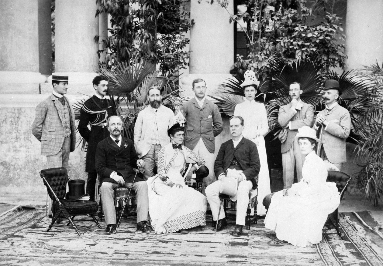 シミラのバイスリーガルロッジでのダファリン卿とグループ、1884-88年頃 作： 英語の写真家