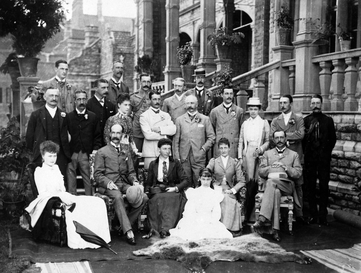 1888-94年頃、シムラーのバイスリーガルロッジでスタッフと友人と一緒にランズダウン卿と女性 作： 英語の写真家