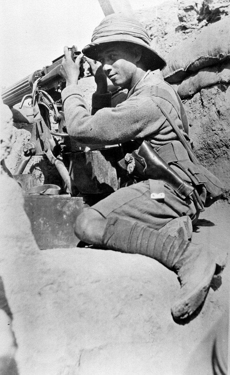 塹壕の機関銃手、Sannayat、1916 作： 英語の写真家