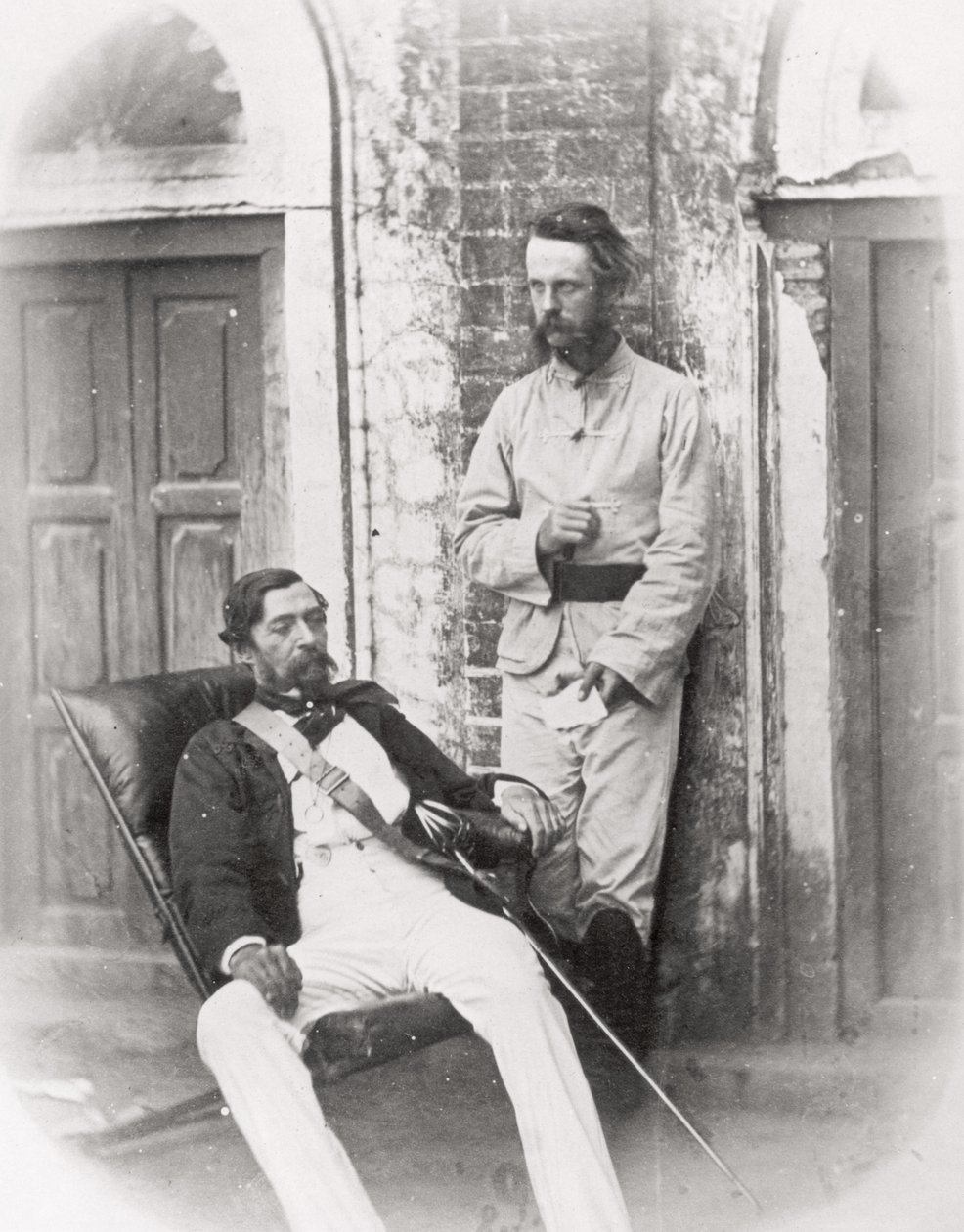 ロバートネイピア少将（1810-90）（着席）と彼のADC、EHグレートヘッド少佐、ラクナウ、1857 作： 英語の写真家