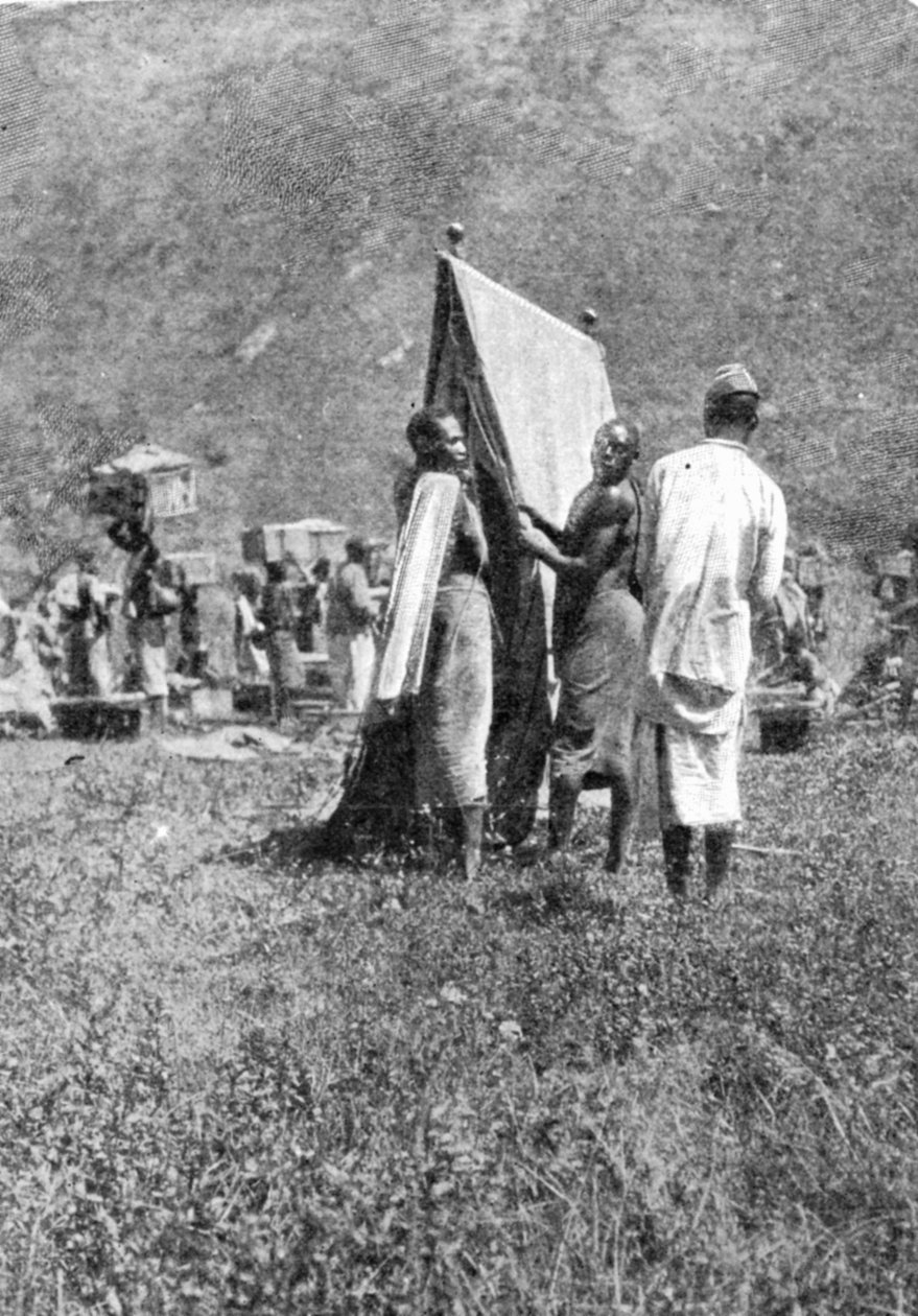1906年10月27日のグラフィックに掲載された「月の山へ」というタイトルの記事から、3月の終わりにキャンプを作る 作： 英語の写真家