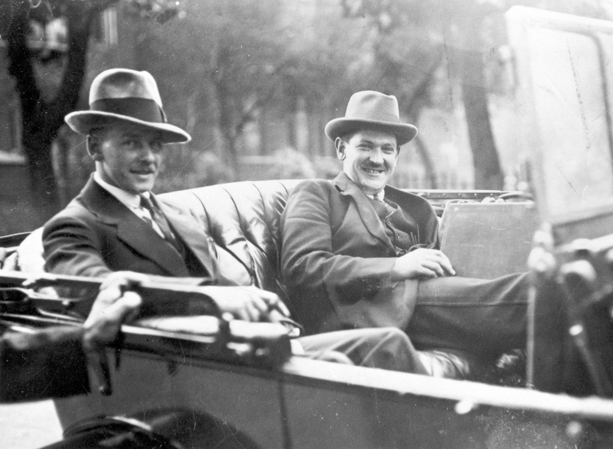 マイケルコリンズ（1890〜1922年）、1921年にロンドンで行われた条約の討論でのエメットダルトン 作： 英語の写真家