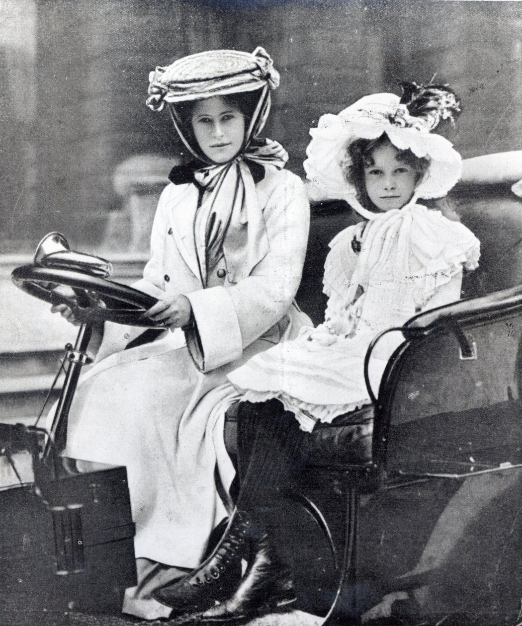 ミリセント、サザーランド公爵夫人と彼女の娘、レディースオートモービルクラブの最初の会議、1903年 作： 英語の写真家