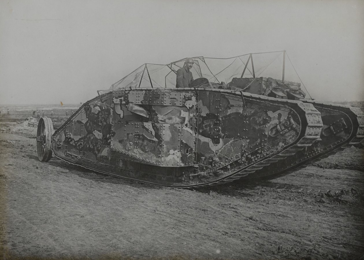 1916年サフォーク、エルブデンでの訓練中のMk 1タンク 作： 英語の写真家