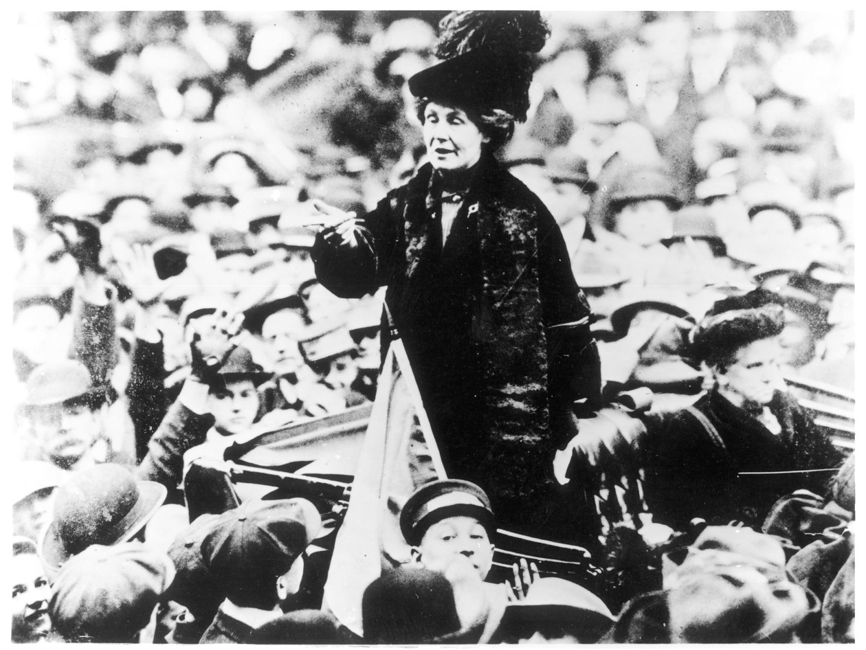 エメリンパンクハースト夫人（1857-1928）ニューヨークの群衆に向けて 作： 英語の写真家