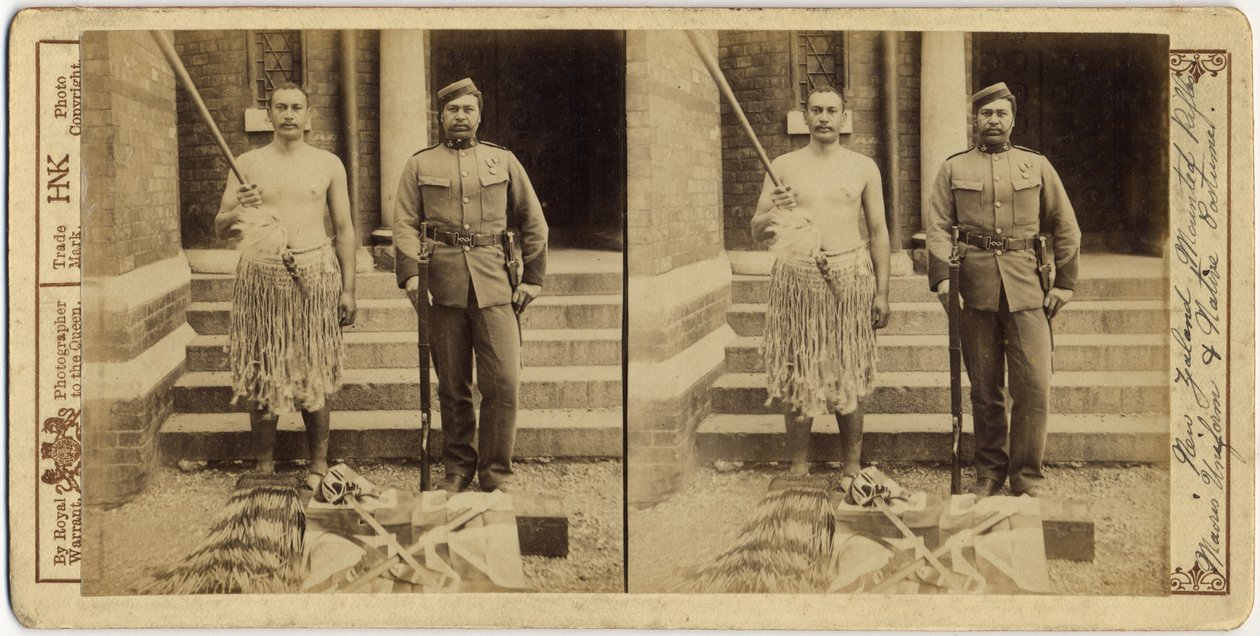 ニュージーランド搭載ライフル。マオリのユニフォームとネイティブコスチューム、1897年（シルバーゼラチンプリント） 作： 英語の写真家