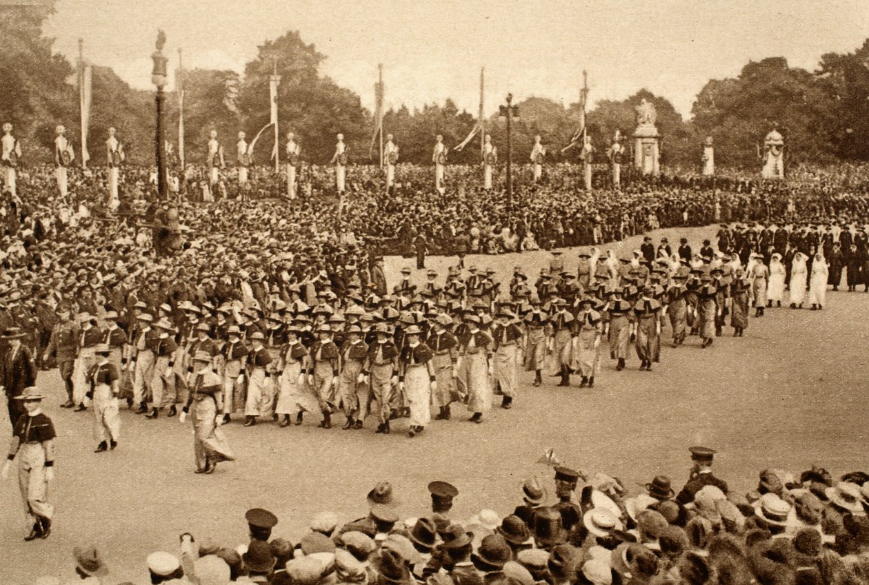 1919年にロンドンを通過した連合軍の大勝利の行進に参加した看護師 作： 英語の写真家