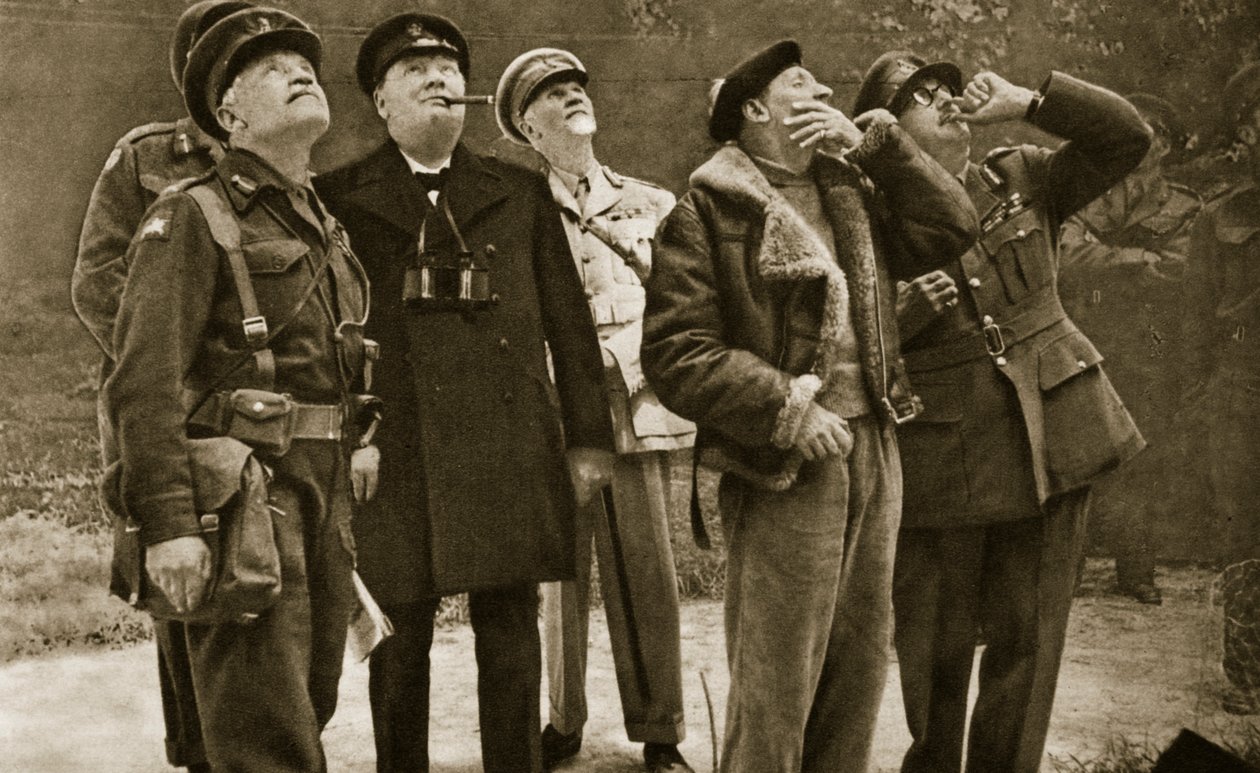 前線：チャーチルとモンゴメリーがドッグファイトを観察する、1944 作： 英語の写真家