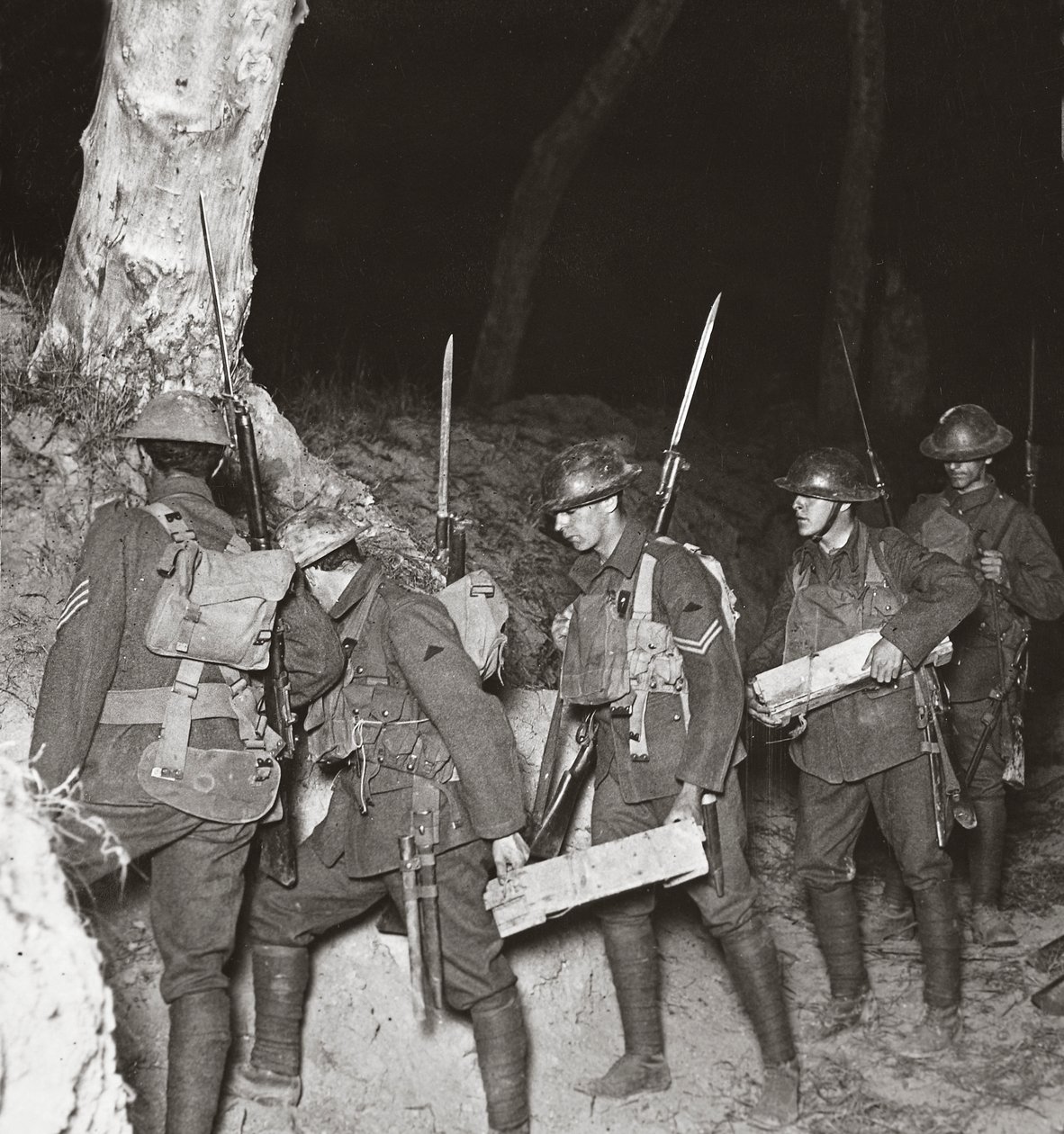 Villers-Bretonneuxを握っているHunsを遮断するために、夜の作戦で樹液を出していた兵士、1918年 作： 英語の写真家